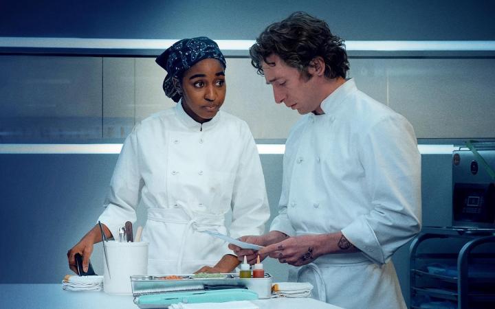 كارمن وسيدني في الموسم 4 من مسلسل ذا بير